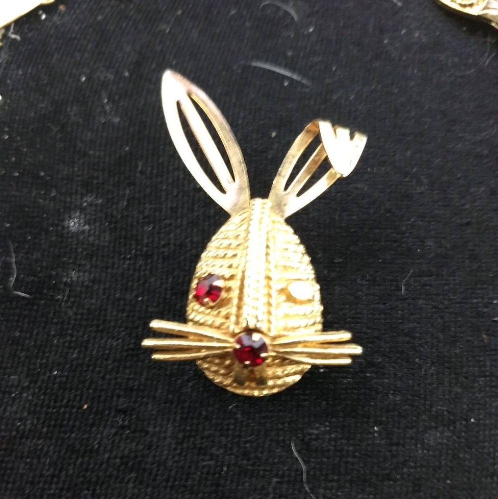 VINTAGE SIGNED SARAH COVEN

TRY "WINKING RABBIT" W